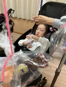 お菓子取競争①